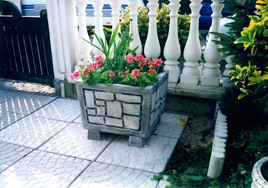 Вазон бетонный уличный