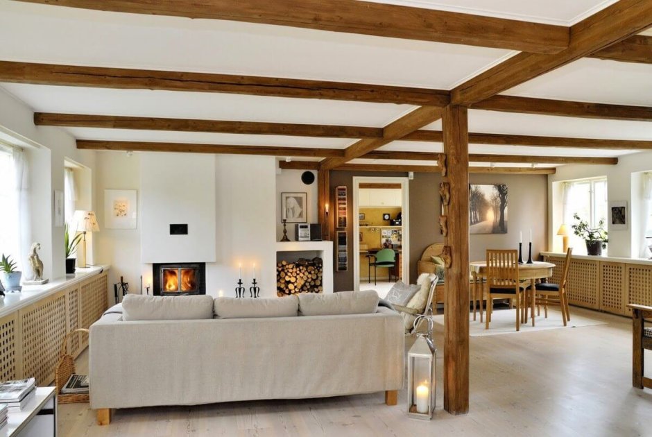 Белый потолок с деревянными балками