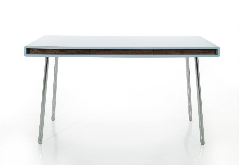 Стол на металлических ножках