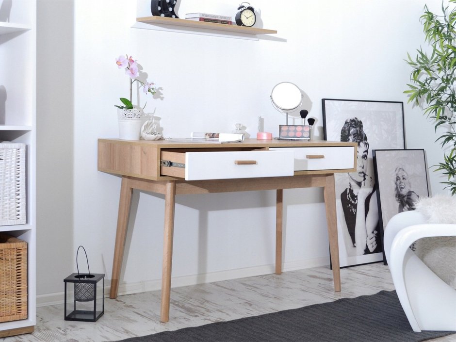 Стол на тонких ножках