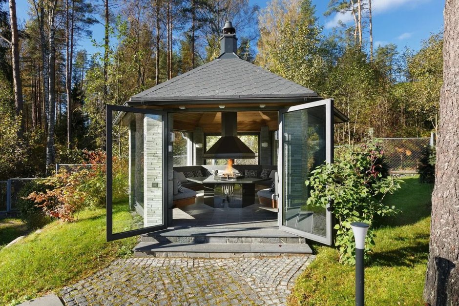 Крытая беседка с камином