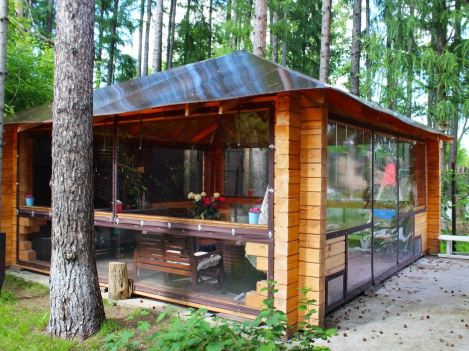 Беседка закрытая с мангальной зоной сбоку