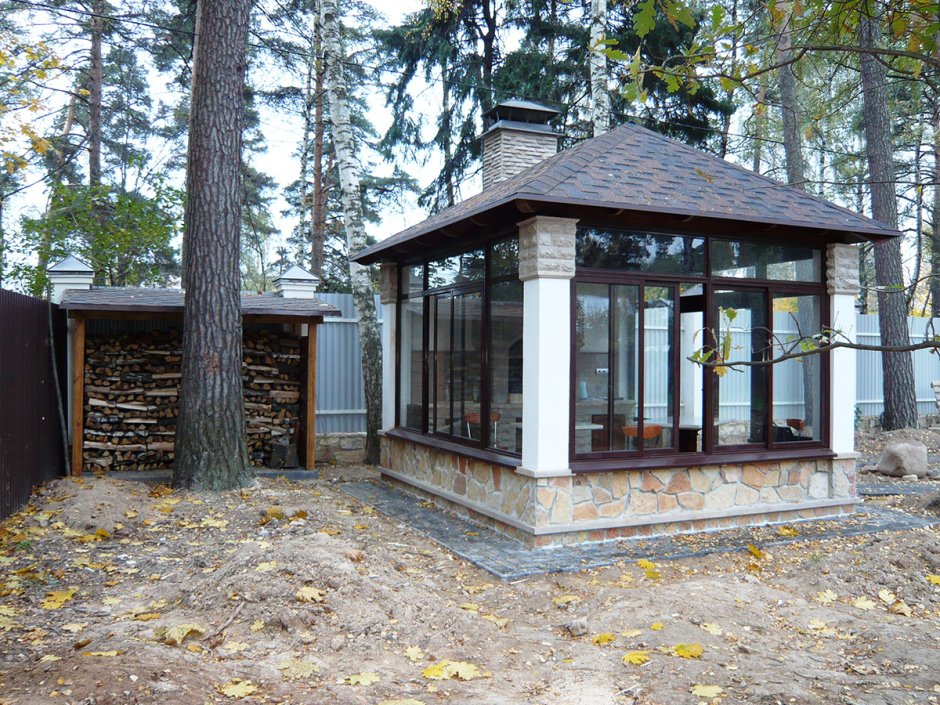 Закрытая веранда с мангалом