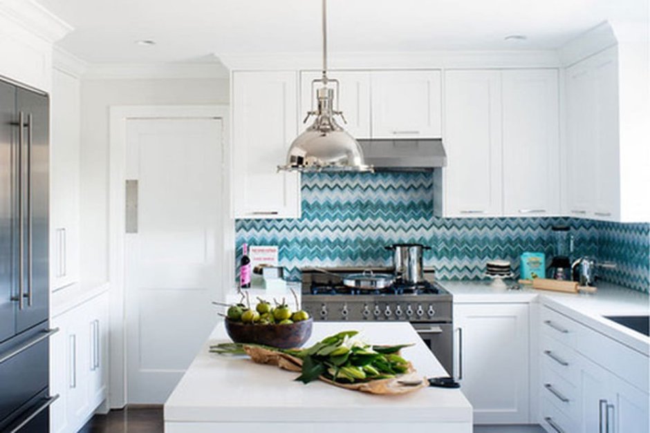 Яркий фартук под серую кухню