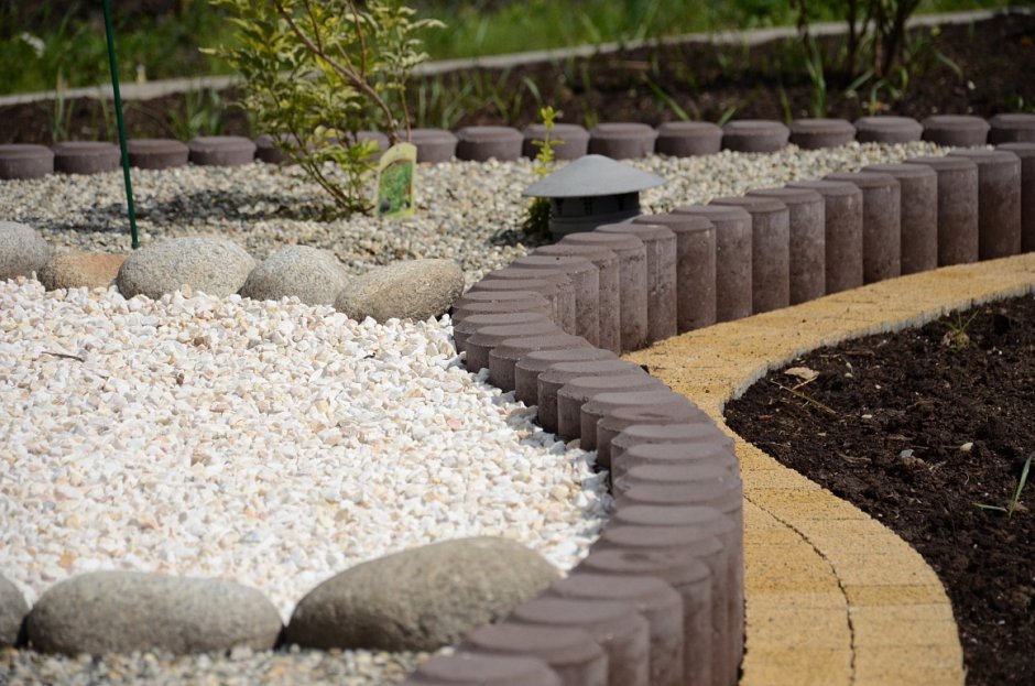 Бордюр из дерева для клумбы