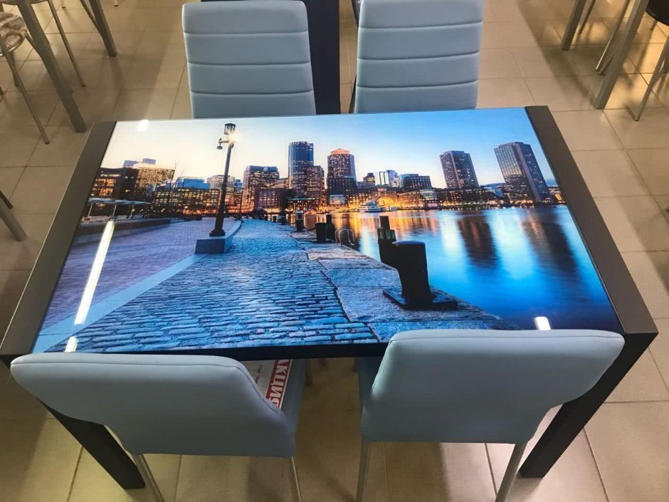 Стеклянный стол