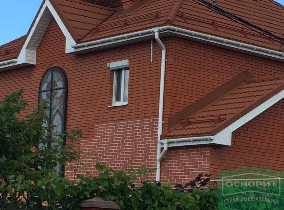 Красный кирпич с белым швом