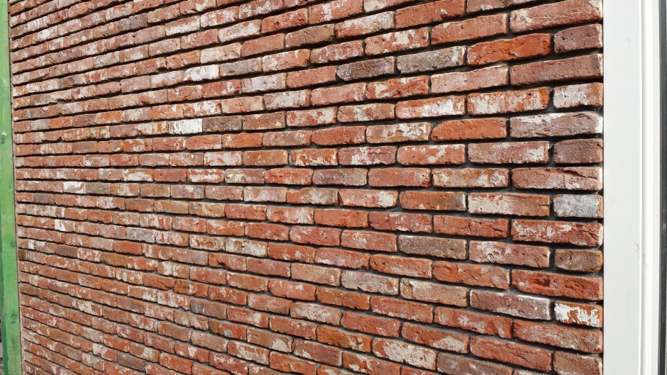 Белый шов в кирпичной кладке