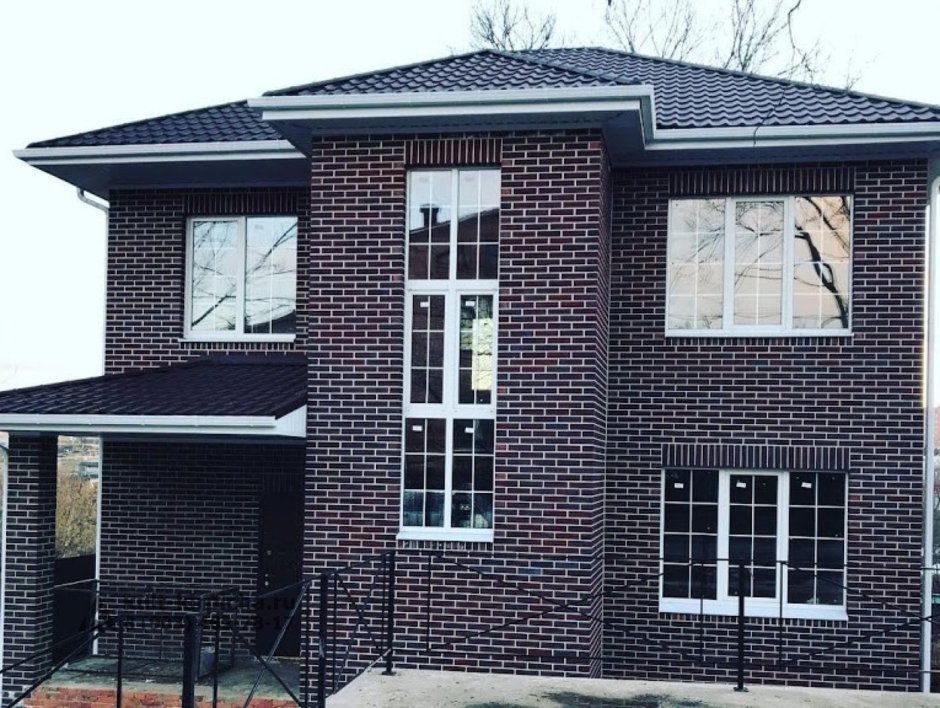 Белый и коричневый кирпич