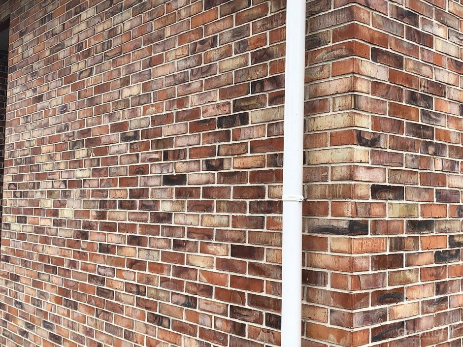 Кирпичная стена в интерьере