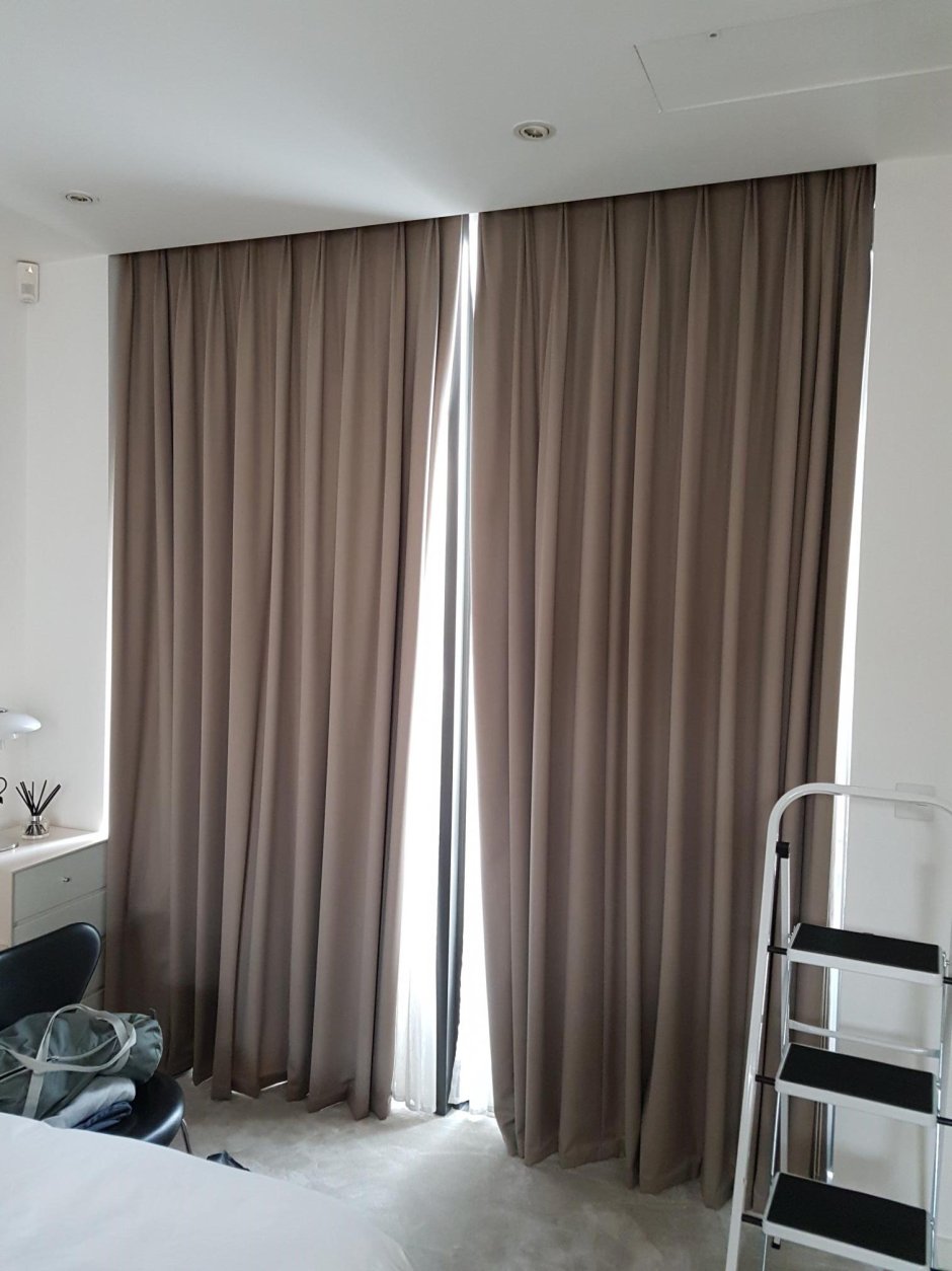 Светлые шторы блэкаут в интерьере