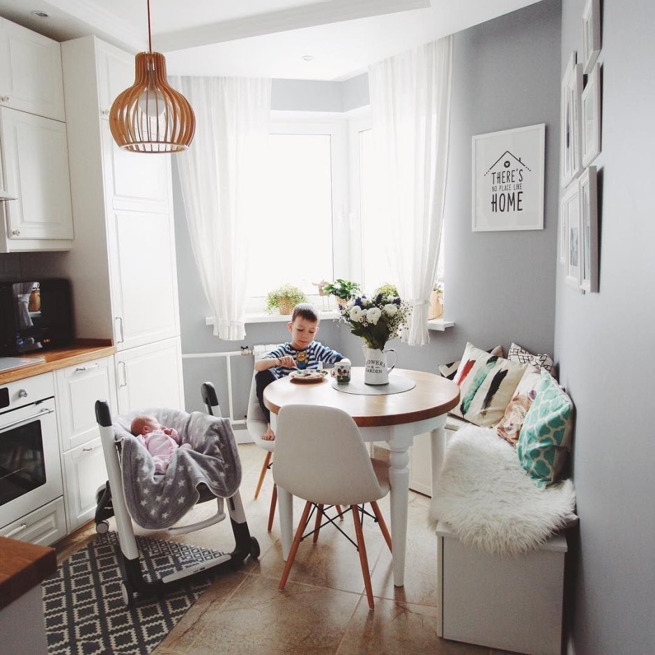 Кухня-гостиная в скандинавском стиле кухня с эркером