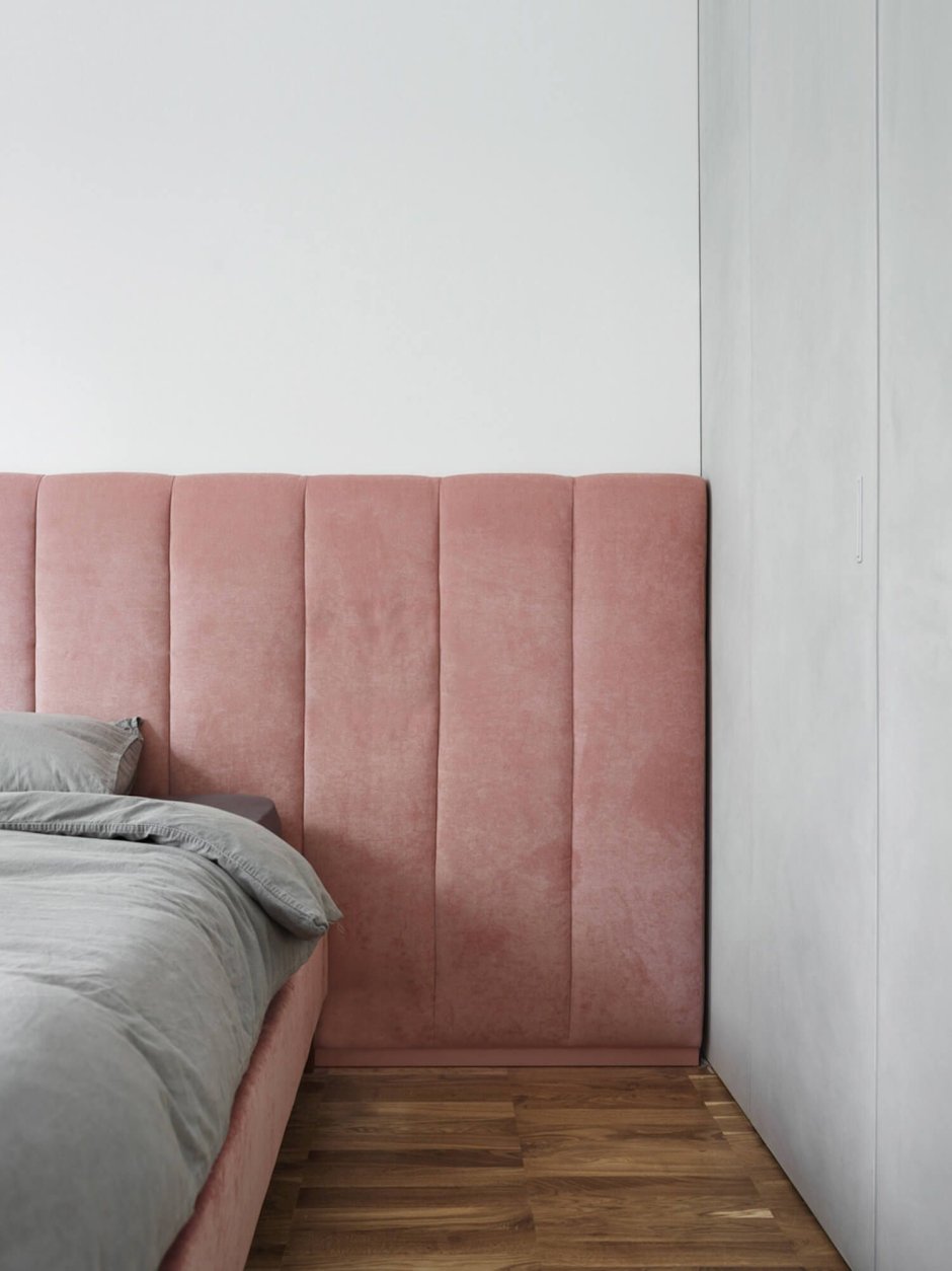 Кровать с изголовьем во всю стену