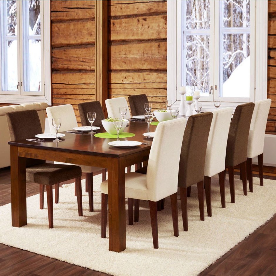 Длинный деревянный обеденный стол