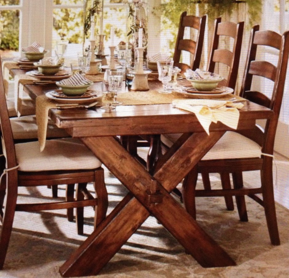 Обеденный стол из дерева