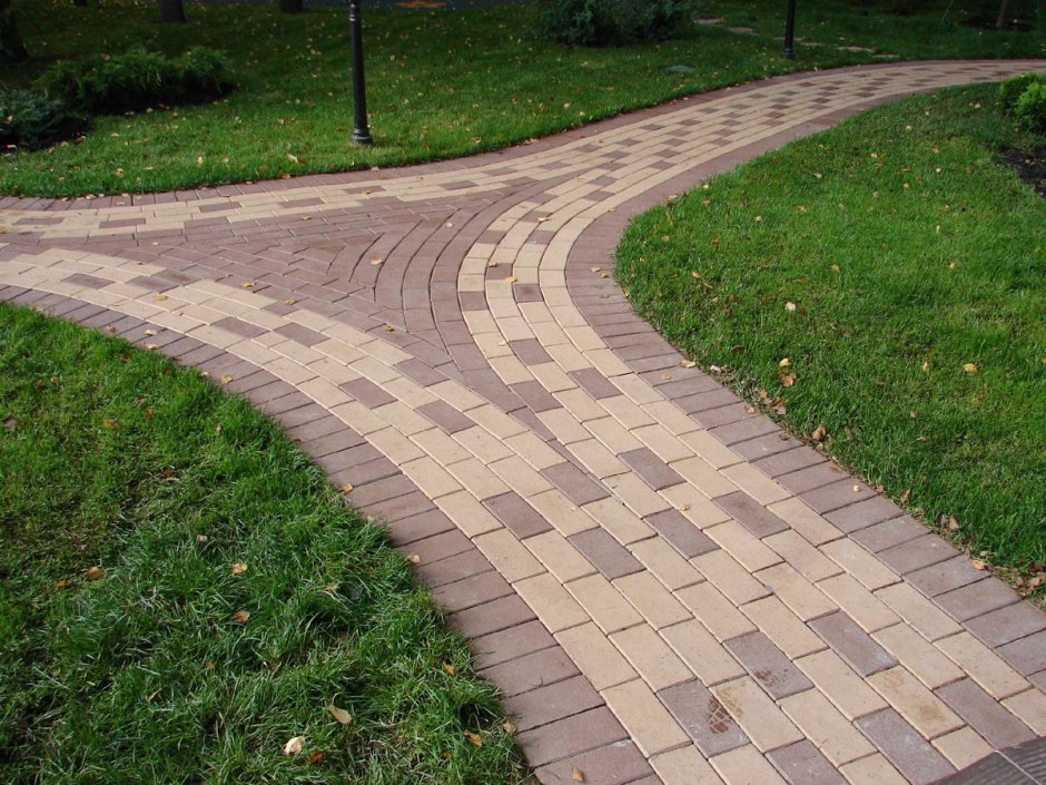 Дорожка из брусчатки с бордюром