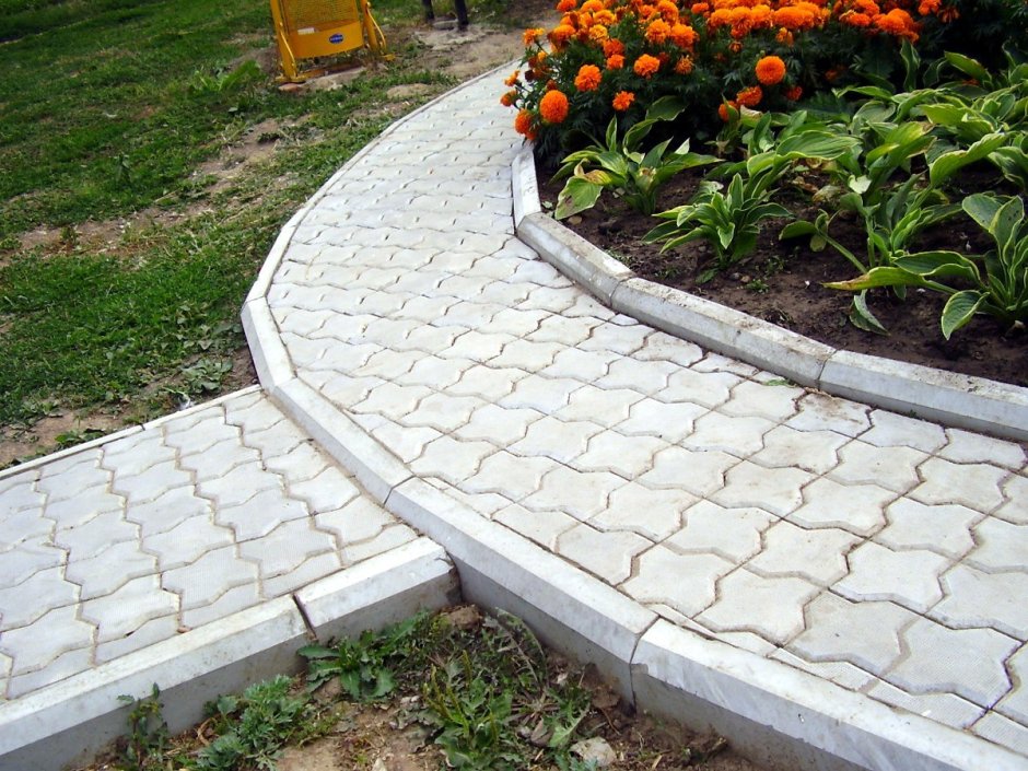 Изогнутые дорожки из брусчатки