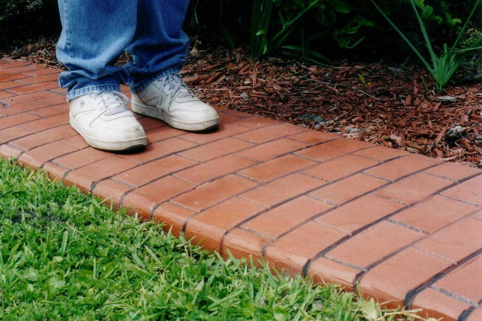 Укладка дорожек на даче