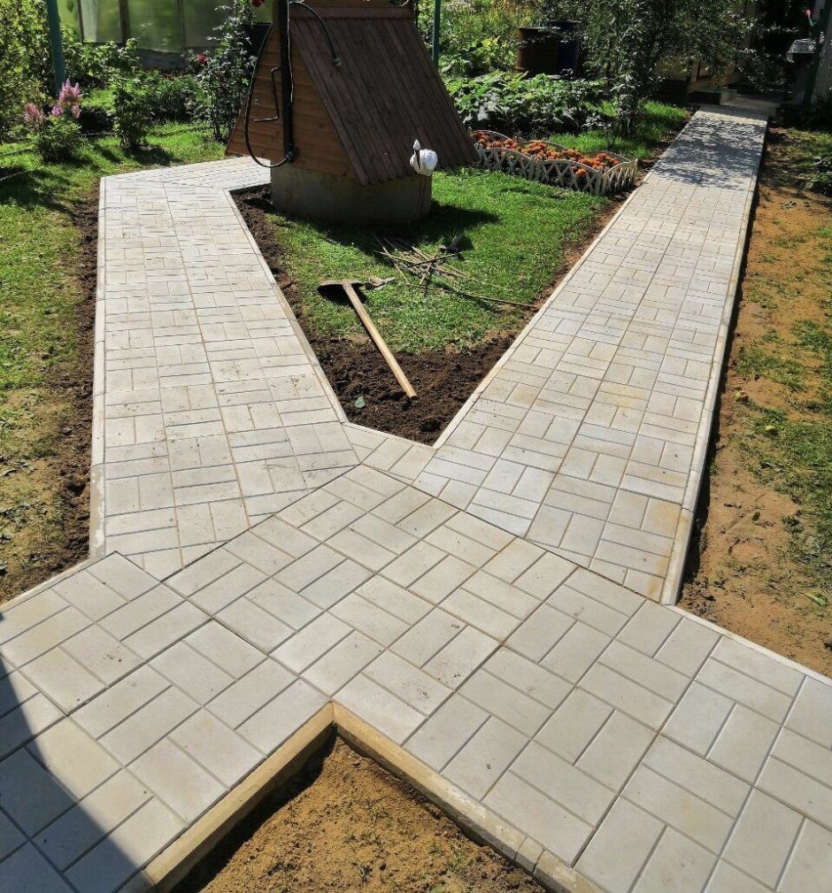 Цветник вдоль дорожки