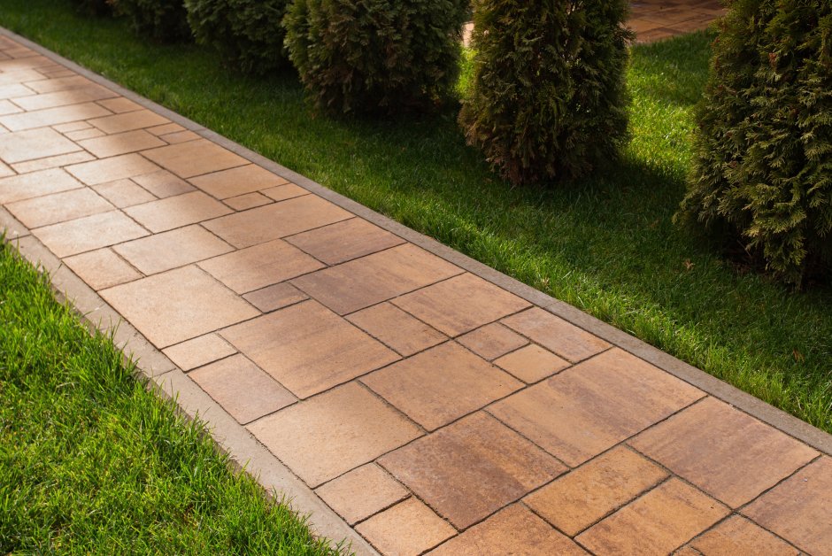 Плиточное мощение садовой дорожки