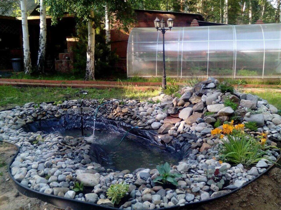 Альпийская горка из камней с прудиком