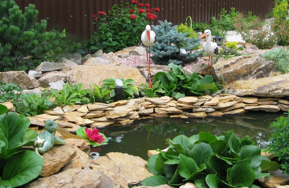 Искусственный водоем в саду