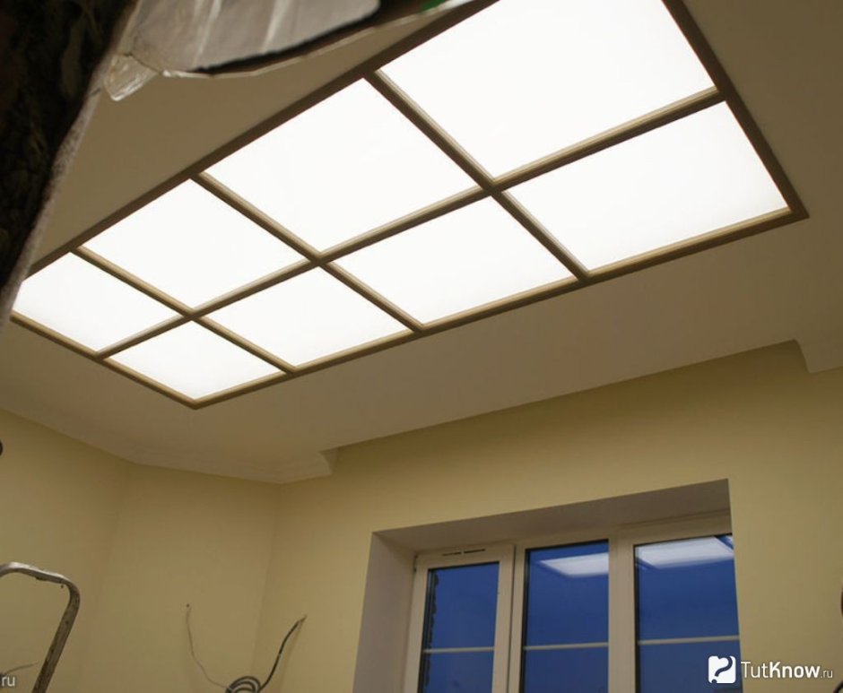 Фальшокно с подсветкой на потолке