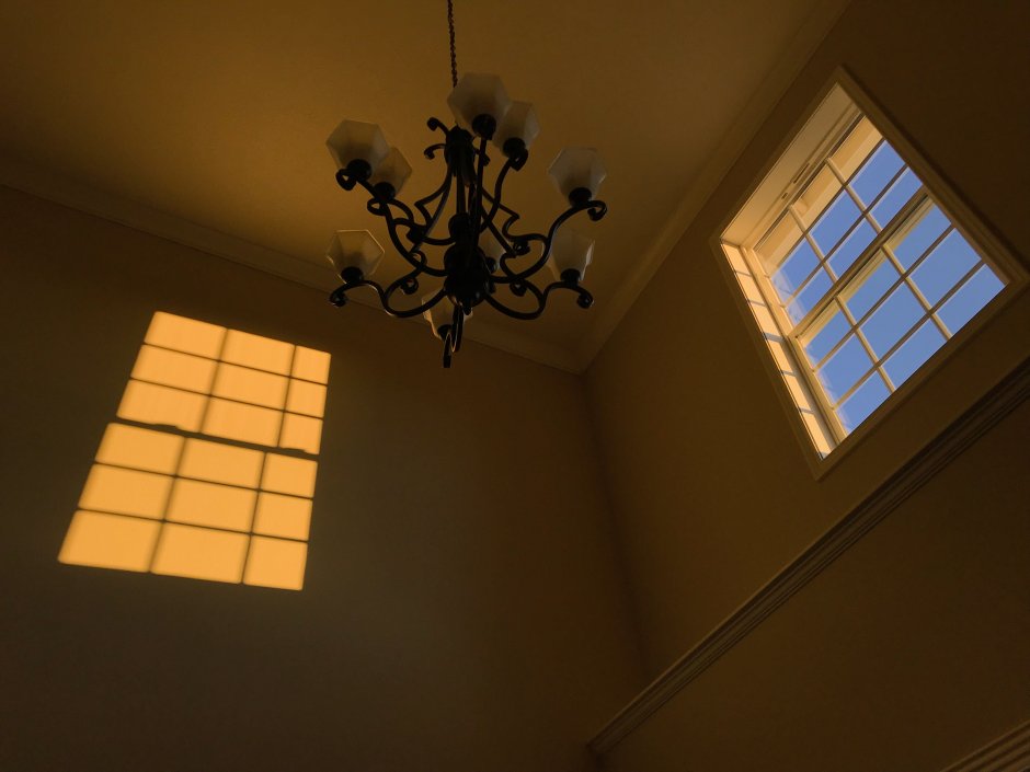 Световые линии на натяжном потолке