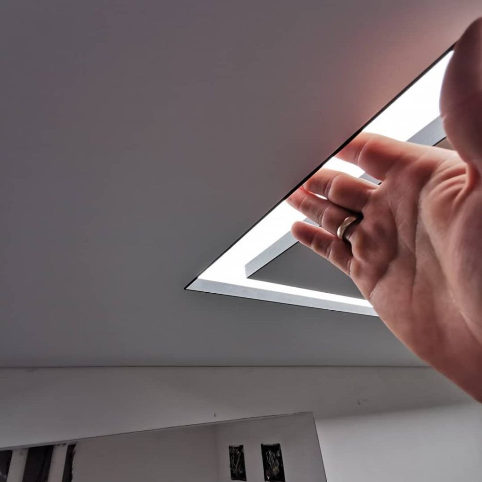 Светящийся потолок в гостиной