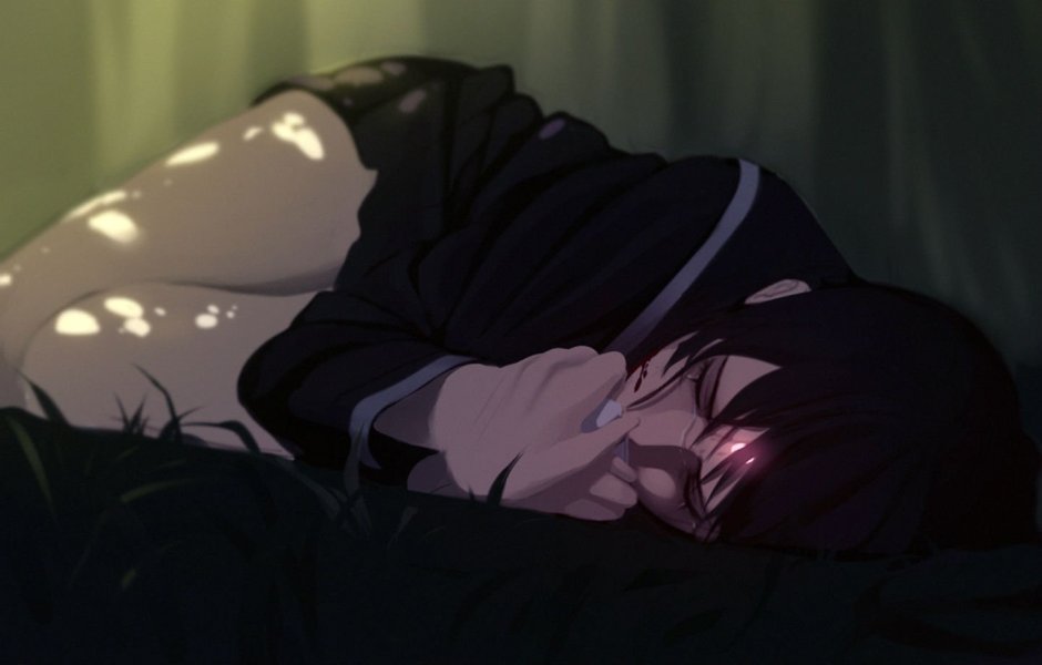 Девушка под одеялом ночью