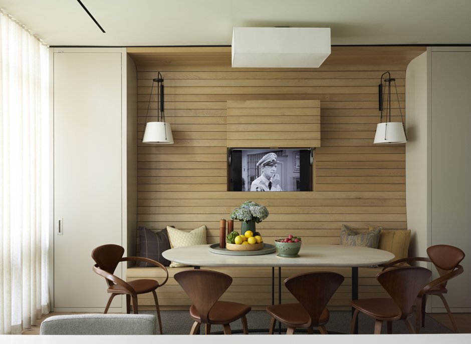 Обеденная зона с телевизором