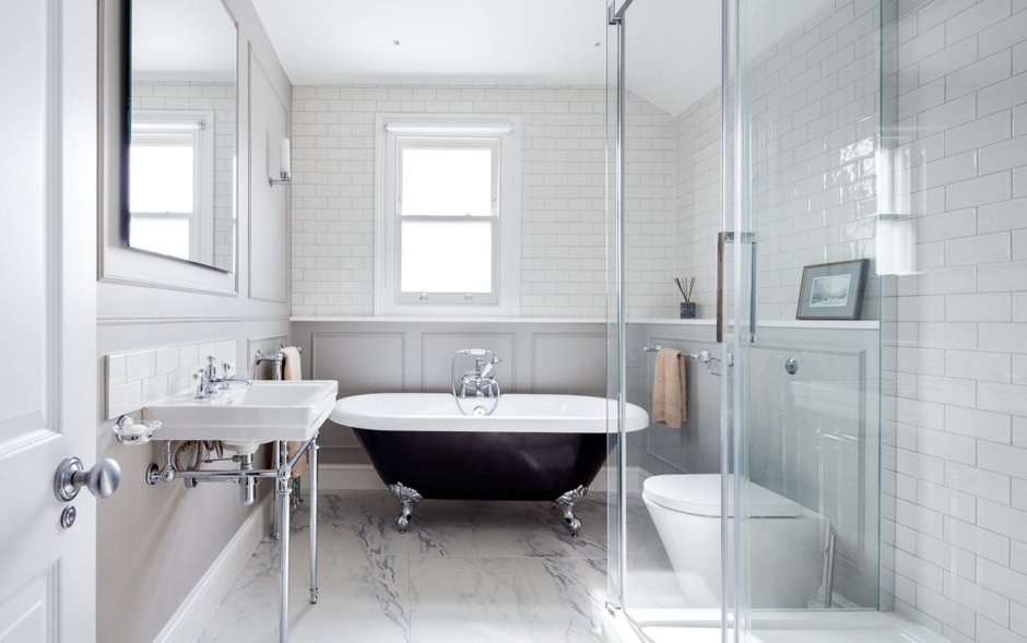 Белая ванная комната серый пол серая подвесная полка