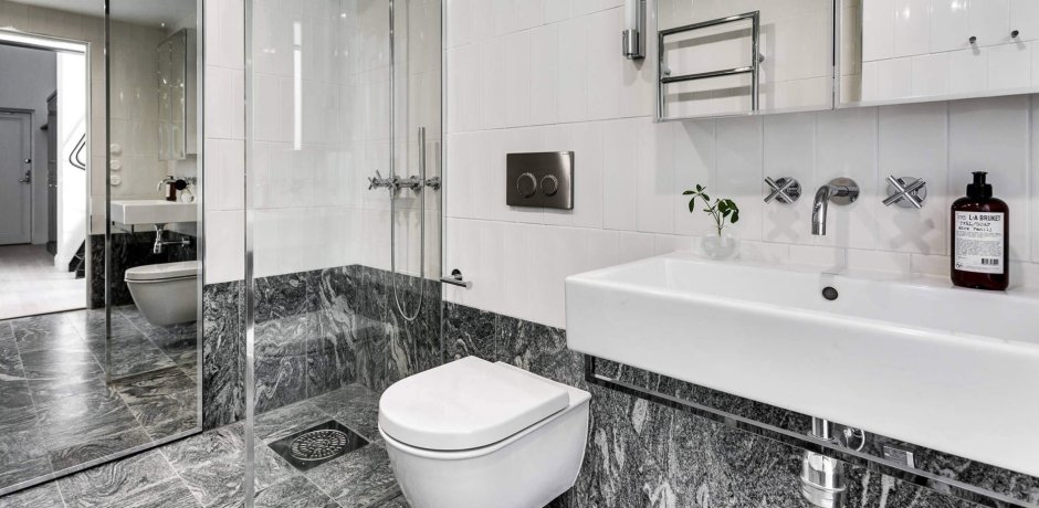 Черно белый пол в ванной