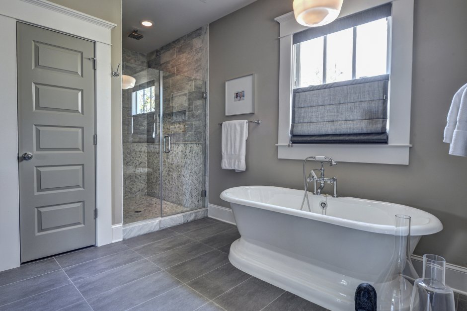 Ванная в белом цвете с деревом