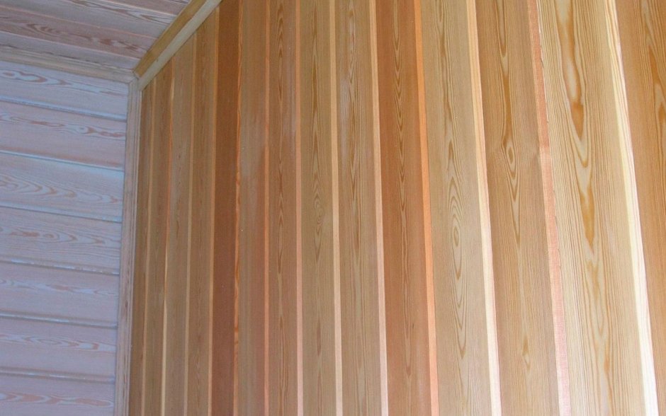 Вагонка штиль из лиственницы на стене