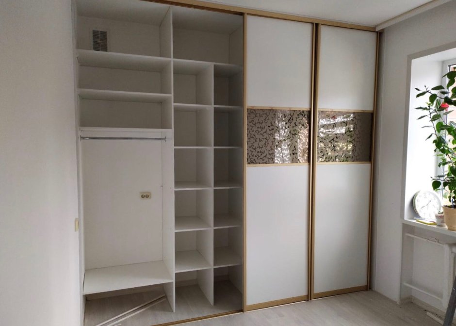 Шкаф купе встроенный в стену