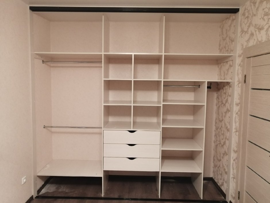 Треугольный шкаф купе встроенный