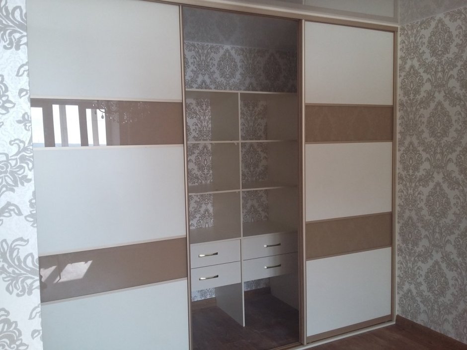 Шкаф на всю стену в спальню