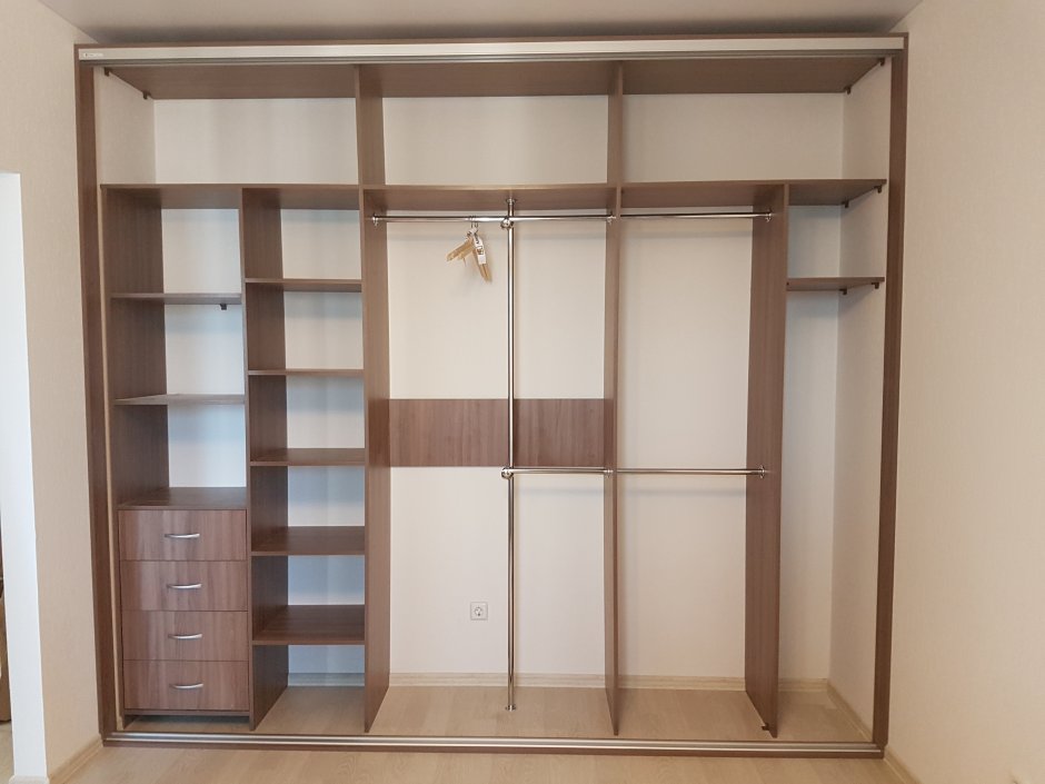 Встроенные шкафы во всю стену