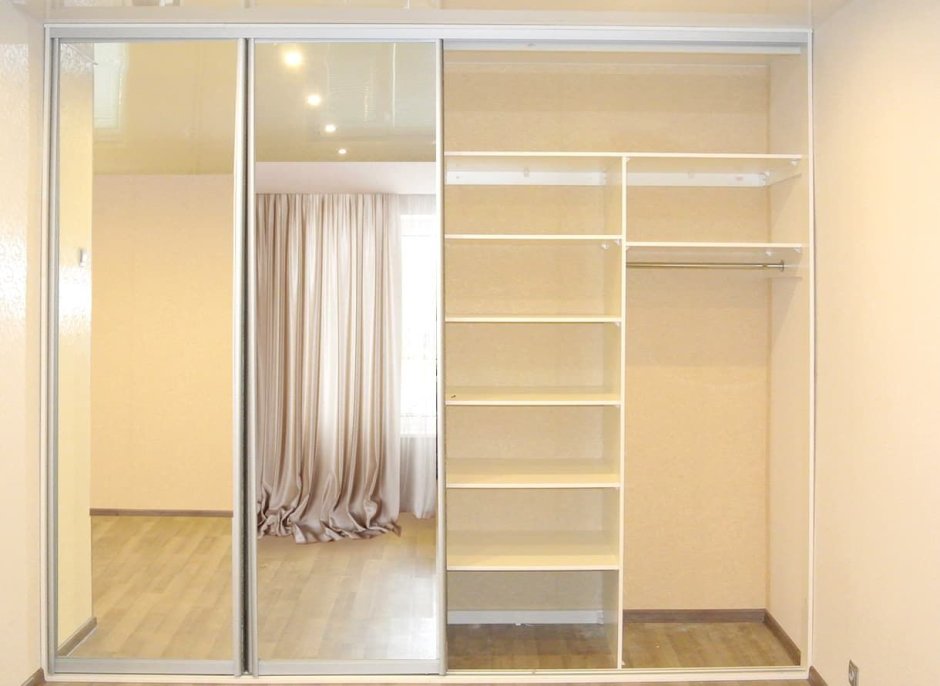 Шкаф встроенный в стену