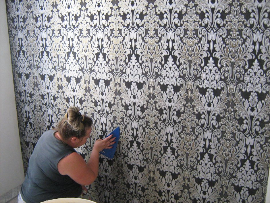 Поклейка обоев женщина