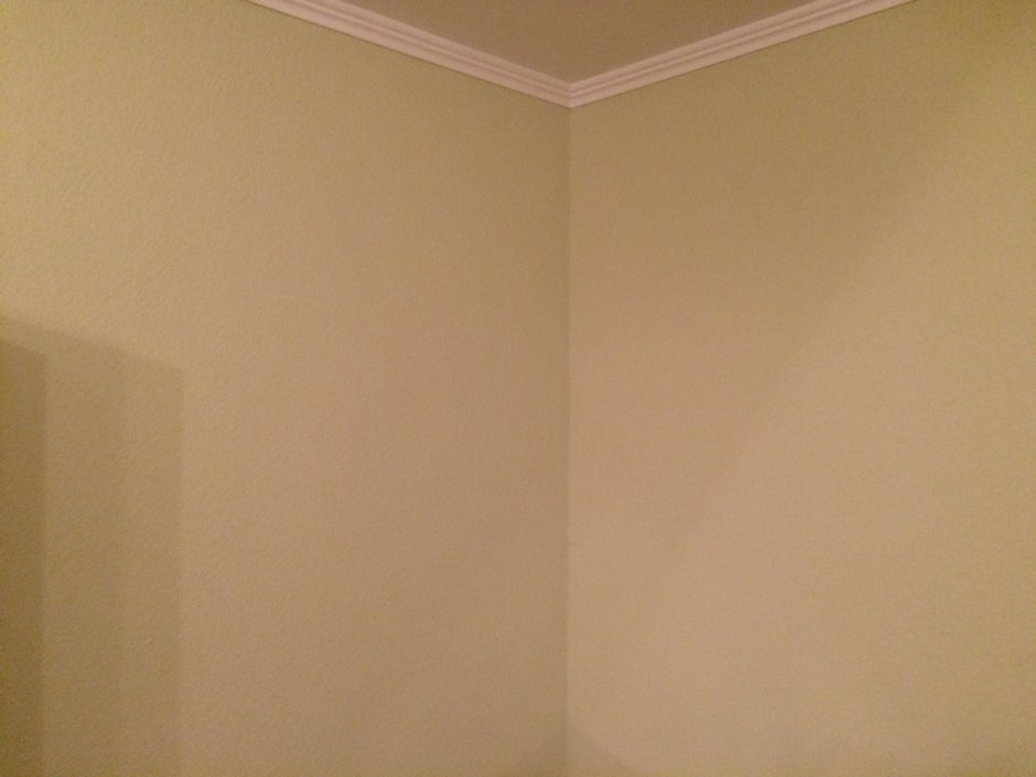 Оклеивание стен фотообоями