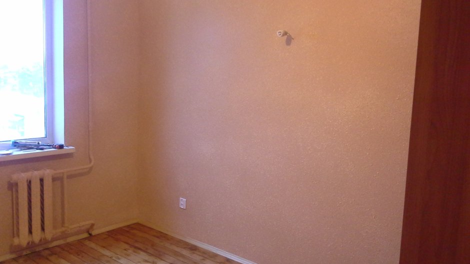 Обычная стена в комнате