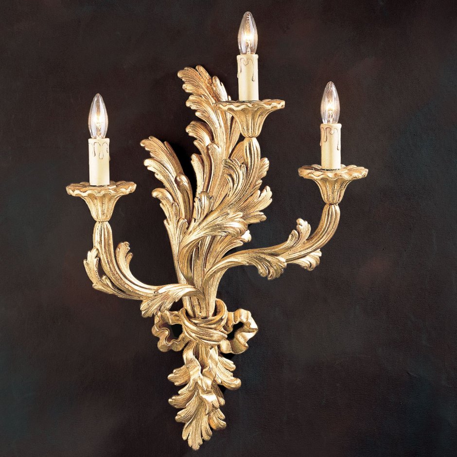 Старинный канделябр со свечами