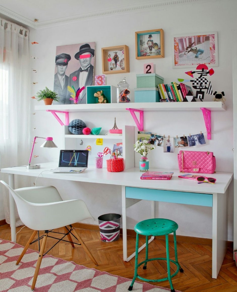 Полки в интерьере детской