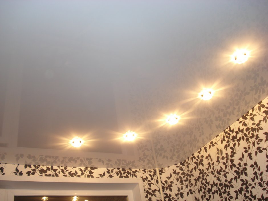 Потолок с люстрой и точечными светильниками