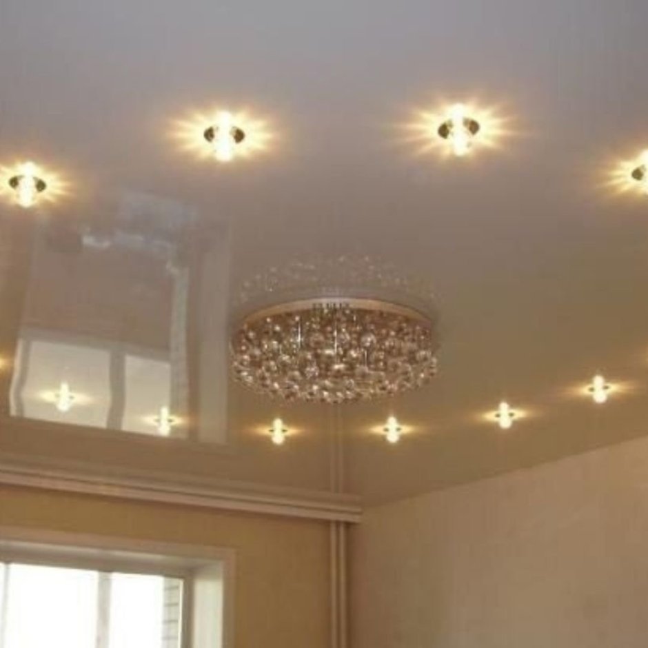 Потолок с люстрой и точечными светильниками