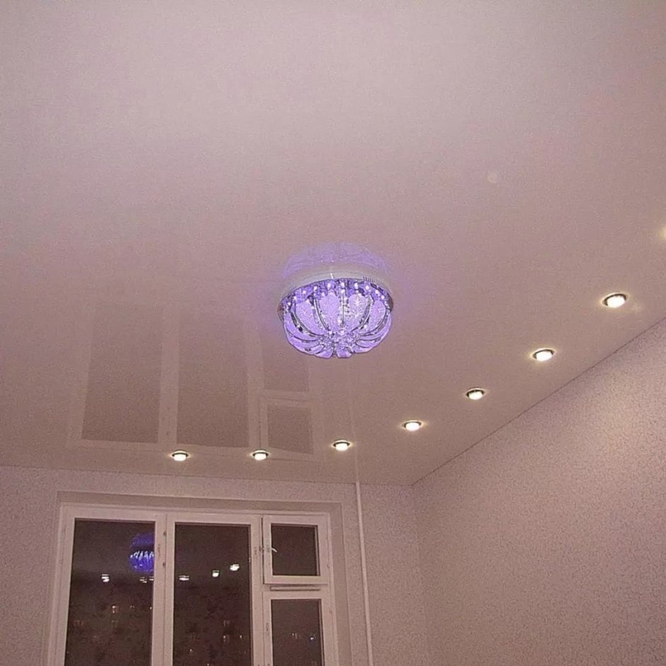 Натяжной потолок с люстрой и точечными светильниками