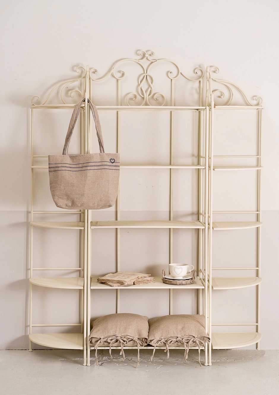 Этажерка для цветов в классическом стиле