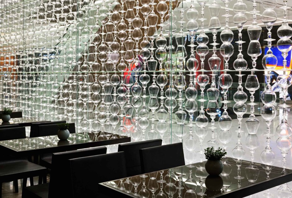 Стеклянная стена в ресторане